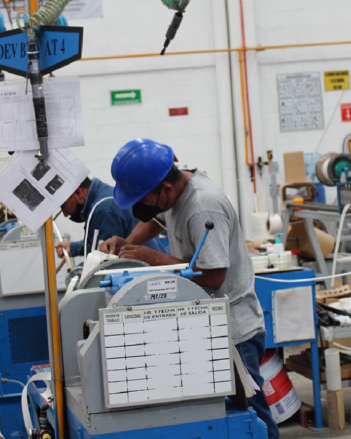 Winding station at Transformadores Orión, operator at the coil